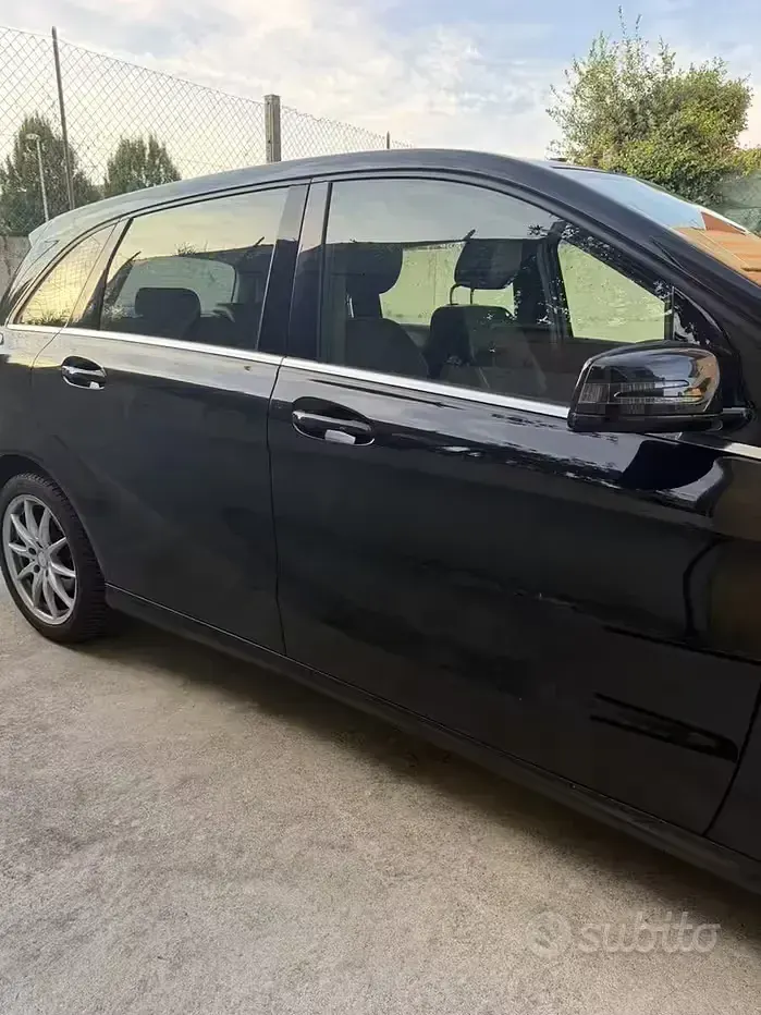 Usata Mercedes B180 122 CV (89 kW) 2013 Nero Utilitaria