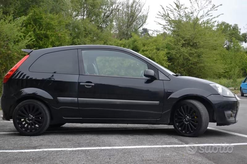 Usata Ford Fiesta S 90 CV (66 kW) 2006 Nero Utilitaria