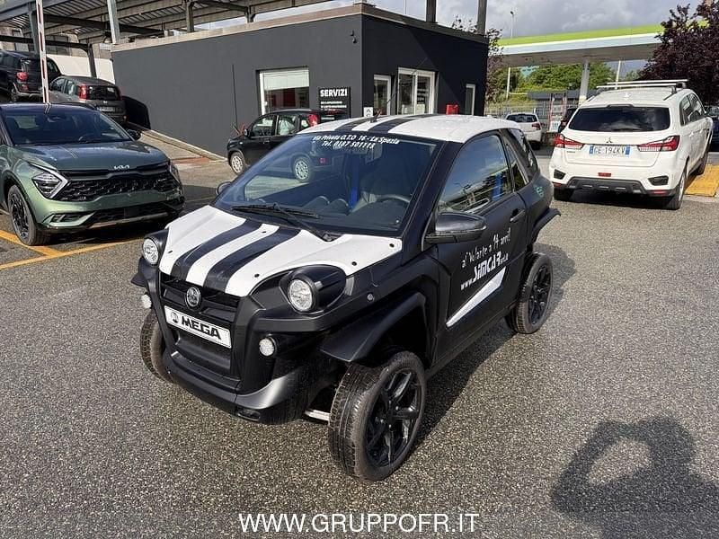 Nuova Aixam e-Scouty 2026 Bianco / tetto nero Utilitaria