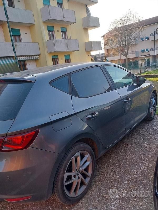 Usata Seat Leon 105 CV (77 kW) 2014 Grigio Berlina
