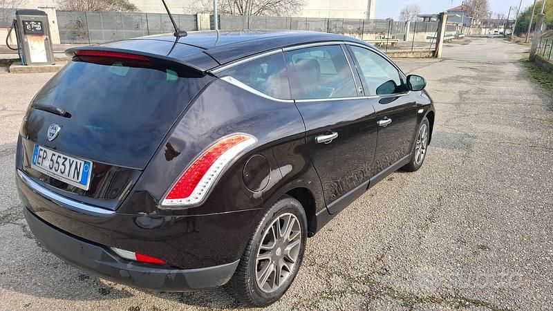Begagnad Lancia Delta Gold 120 HK (88 kW) 2013 Svart Halvkombi
