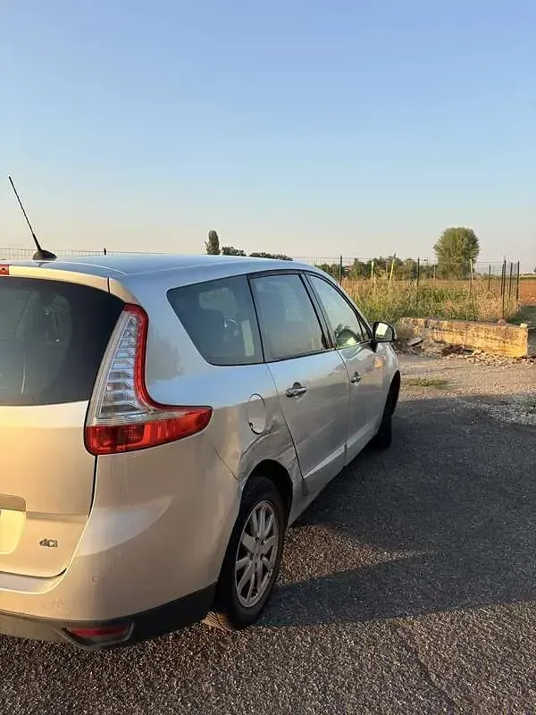 Usata Renault Scénic III 110 CV (80 kW) 2011 Grigio Monovolume