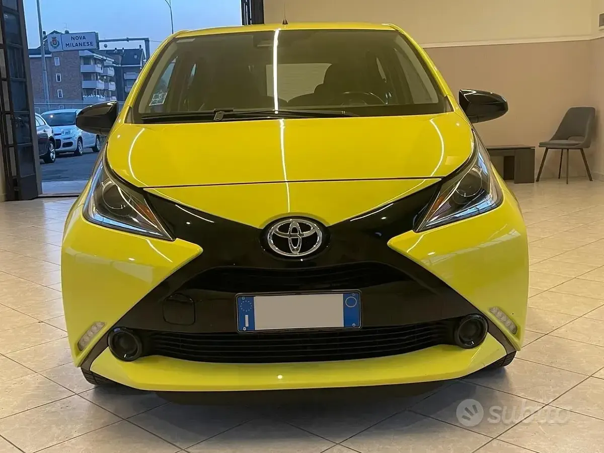 Usata Toyota Aygo 69 CV (50 kW) 2017 Giallo Utilitaria