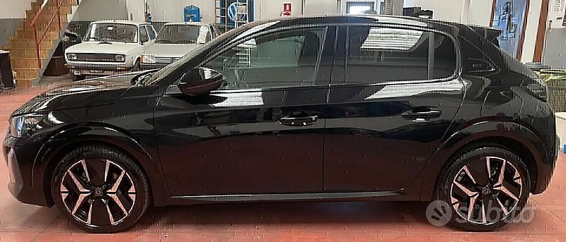 Usata Peugeot 208 GT 101 CV (74 kW) 2024 Nero Utilitaria