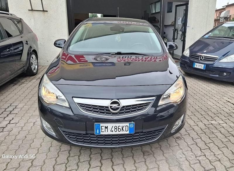 Usata Opel Astra Cosmo 140 CV (102 kW) 2012 Nero Berlina