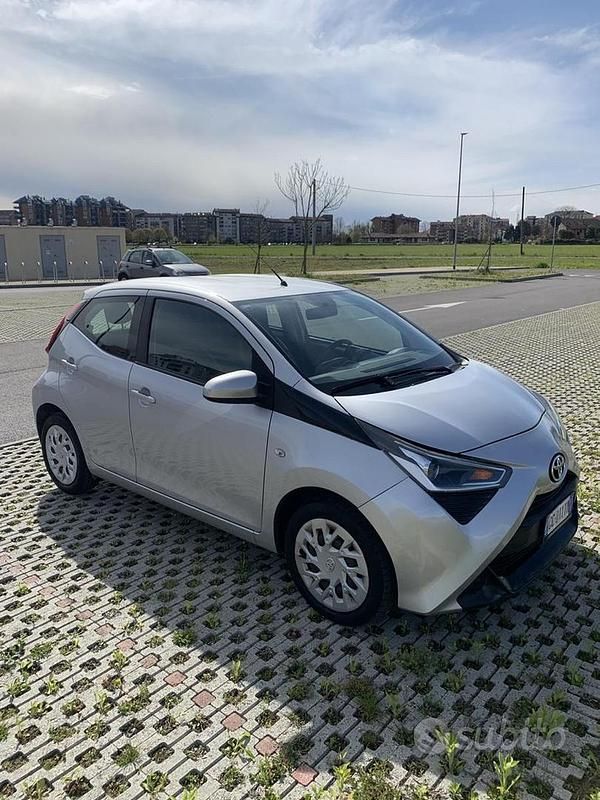 Usata Toyota Aygo Connect Style 72 CV (52 kW) 2020 Grigio Utilitaria