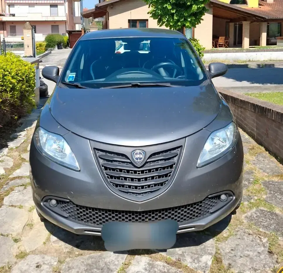 Usata Lancia Ypsilon 85 CV (62 kW) 2015 Grigio Utilitaria