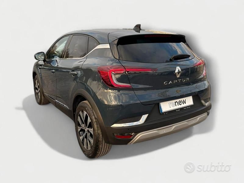 Usata Renault Captur Techno 101 CV (74 kW) 2023 Blu scuro SUV