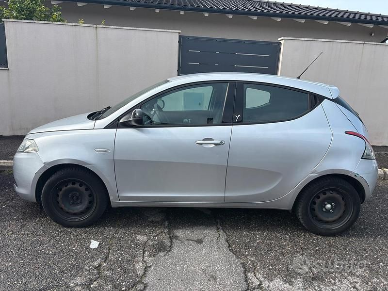 Usata Lancia Ypsilon 60 CV (44 kW) 2015 Grigio Utilitaria