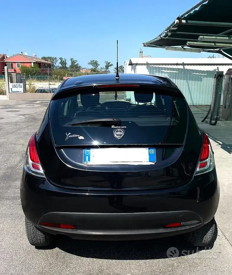 Usata Lancia Ypsilon 85 CV (62 kW) 2015 Nero Utilitaria