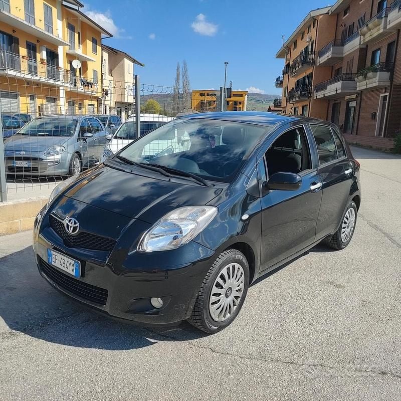 Usata Toyota Yaris Sol 69 CV (50 kW) 2011 Nero Berlina