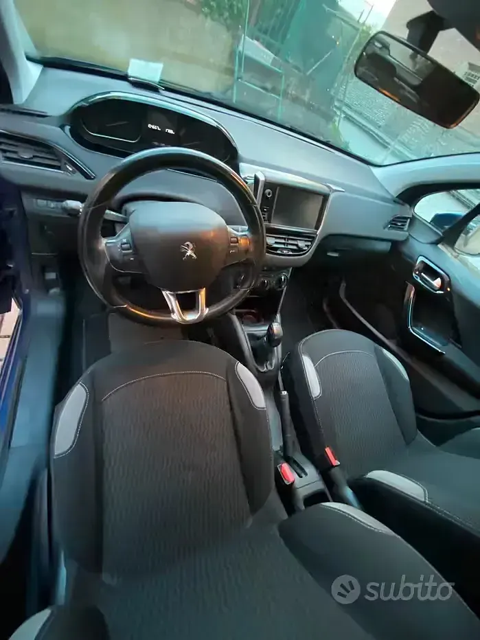 Usata Peugeot 208 82 CV (60 kW) 2016 Bluazzurro Utilitaria