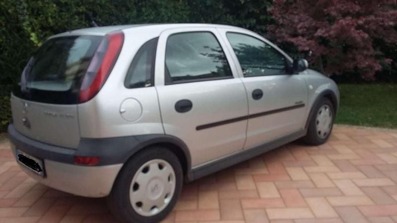 Argento Usata 2001 Opel Corsa Comfort Tre volumi | 2290 € (Molto cara) - Immagine 1/4