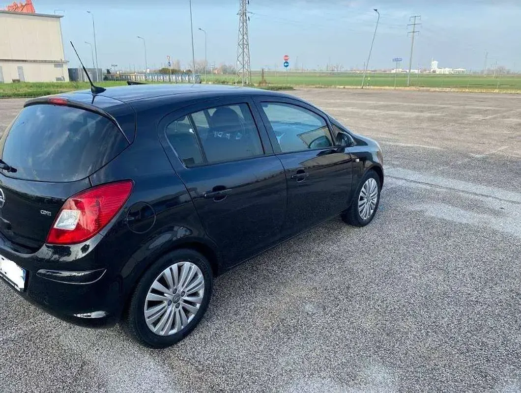 Usata Opel Corsa Edition 95 CV (69 kW) 2011 Nero Utilitaria