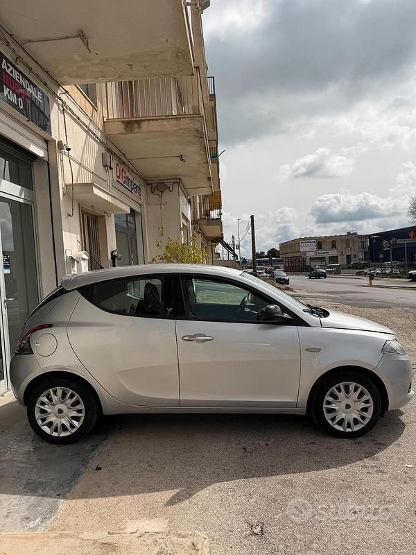 Usata Lancia Ypsilon 74 CV (54 kW) 2012 Bianco Utilitaria