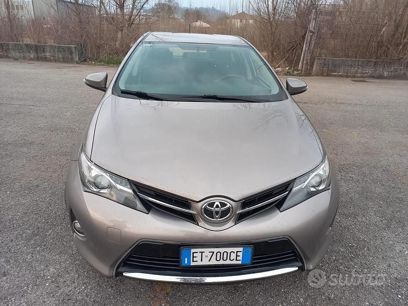 Usata Toyota Auris 2013 Marrone Berlina