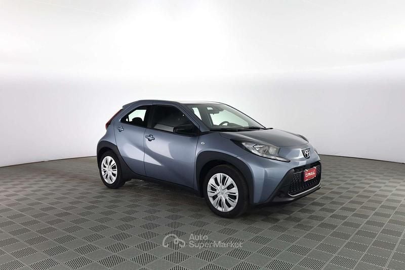 Usata Toyota Aygo X Active 72 CV (52 kW) 2025 Persian salt SUV