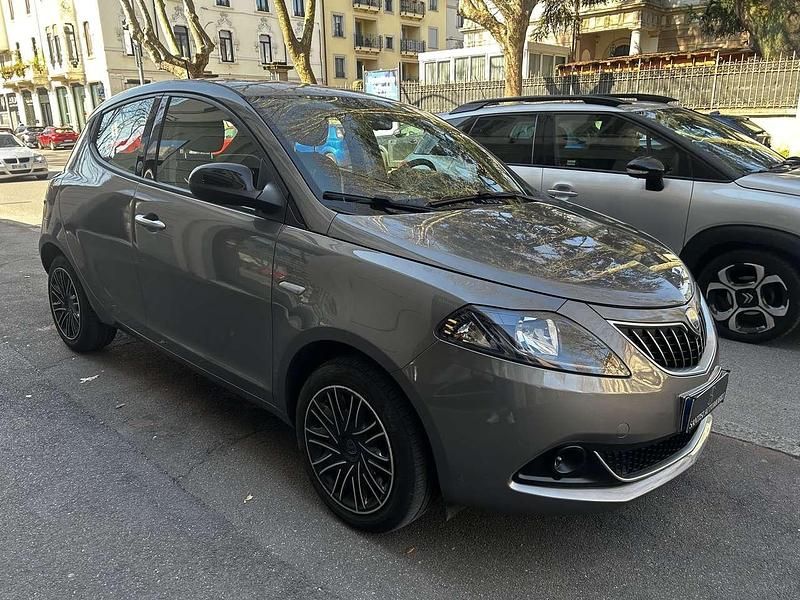 Usata Lancia Ypsilon Gold 69 CV (50 kW) 2021 Grigio Utilitaria
