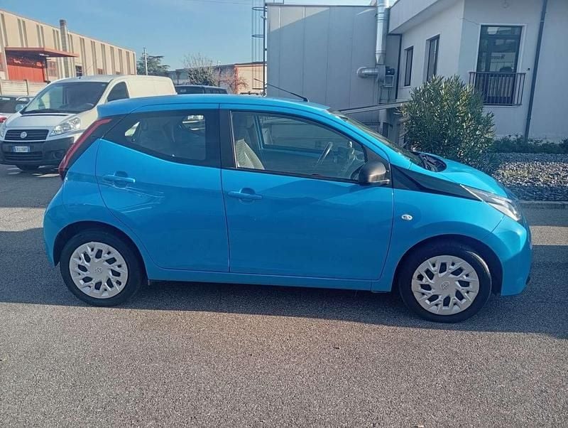 Usata Toyota Aygo Connect Style 72 CV (52 kW) 2020 Blu Utilitaria