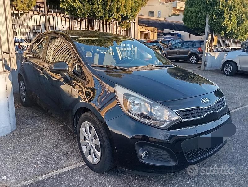 Usata Kia Rio Active 85 CV (62 kW) 2014 Grigio Berlina