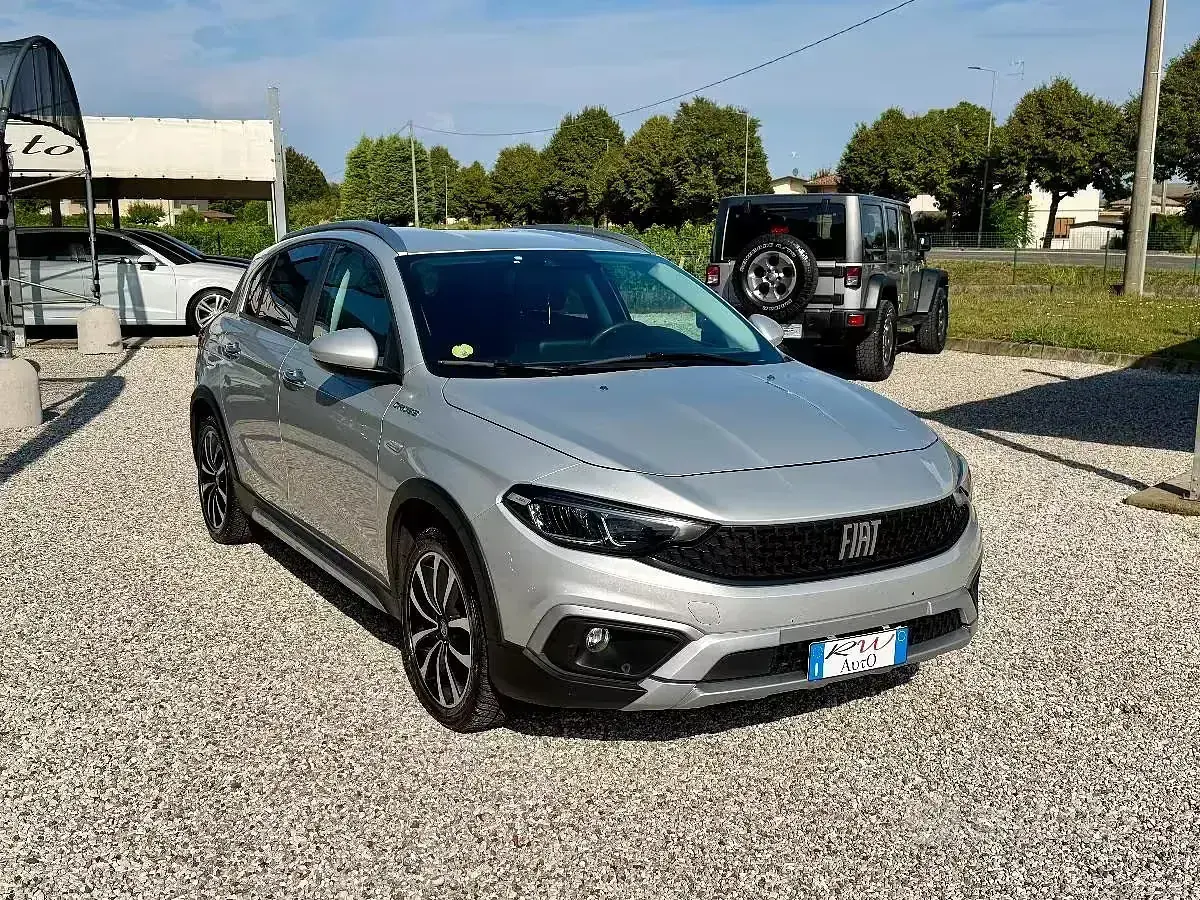 Usata Fiat Tipo Cross 131 CV (96 kW) 2023 Grigio chiaro Berlina