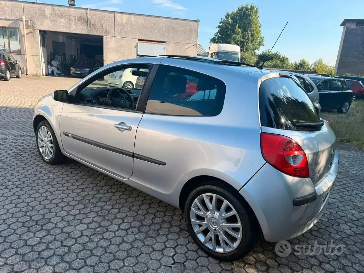 Usata Renault Clio II LE 101 CV (74 kW) 2008 Grigio Berlina