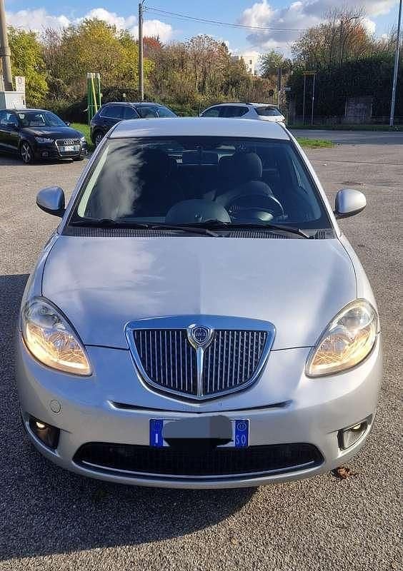 Argento Usata 2011 Lancia Ypsilon Due volumi | 5350 € (Buon prezzo) - Immagine 1/4