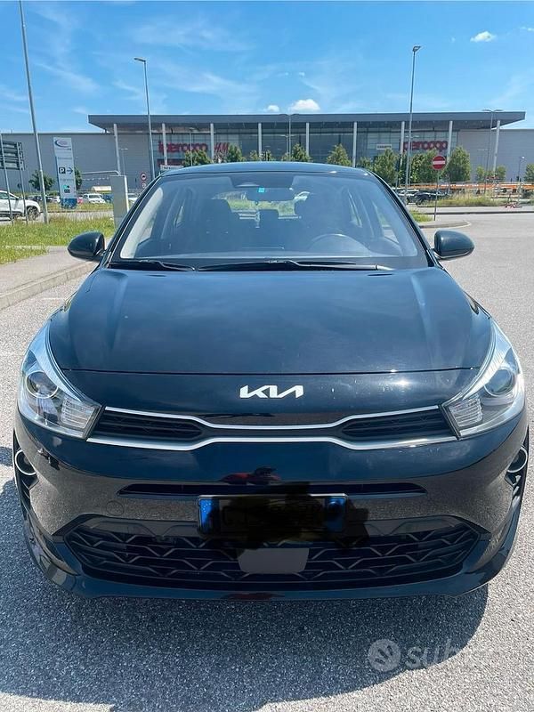 Nero Usata 2022 Kia Rio Style Due volumi | 14.000 € (Buon prezzo) - Immagine 1/4