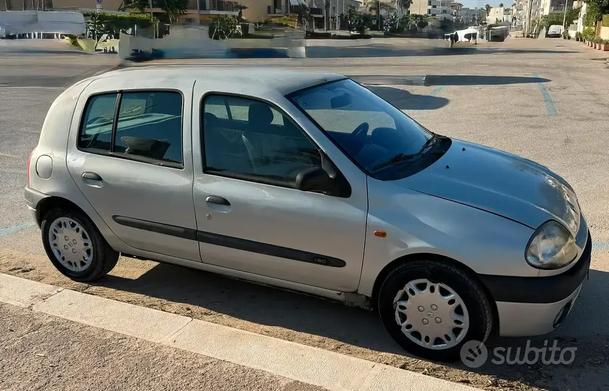 Usata Renault Clio II 64 CV (47 kW) 1999 Grigio Berlina