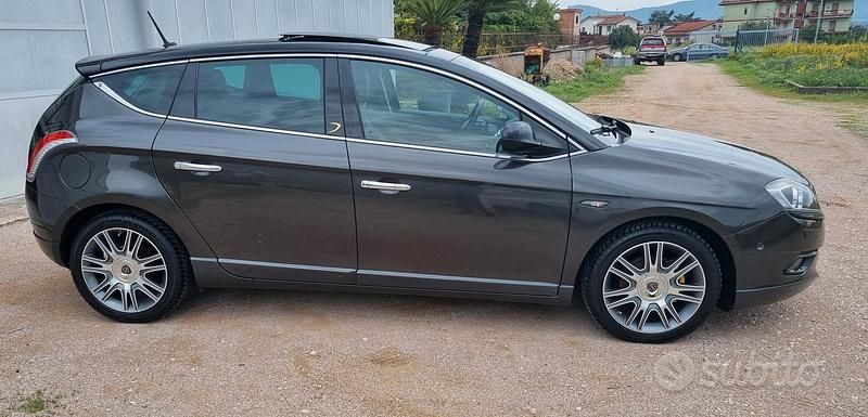 Usata Lancia Delta 120 CV (88 kW) 2011 Grigio Utilitaria
