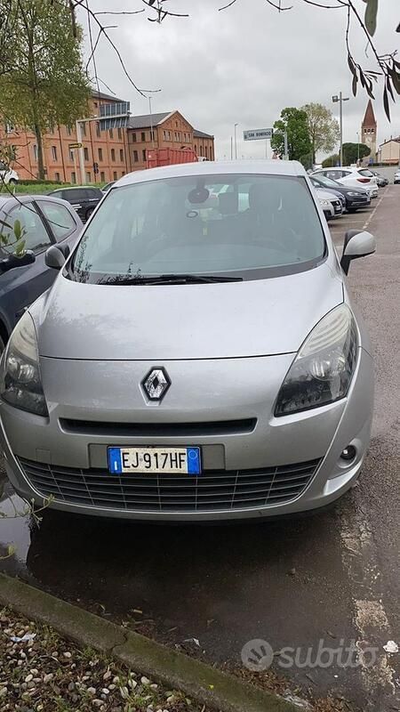 Grigio Usata 2011 Renault Scénic III Monovolume | 2500 € (Buon prezzo) - Immagine 1/4