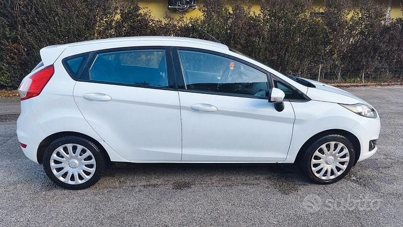 Usata Ford Fiesta 75 CV (55 kW) 2015 Bianco Utilitaria