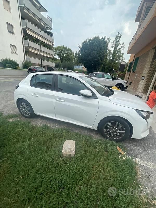 Begagnad Peugeot 208 75 HK (55 kW) 2020 Halvkombi