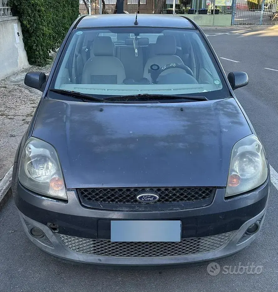 Begagnad Ford Fiesta 80 HK (58 kW) 2006 Blå Halvkombi