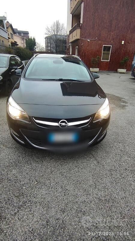 Usata Opel Astra 101 CV (74 kW) 2014 Nero Station wagon