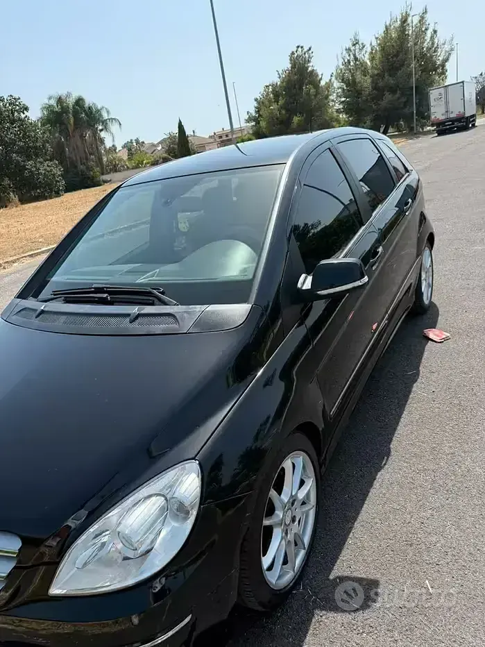 Usata Mercedes B200 Premium 140 CV (102 kW) 2011 Nero Utilitaria