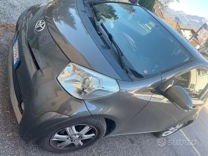 Usata Toyota iQ 98 CV (72 kW) 2011 Marrone Utilitaria