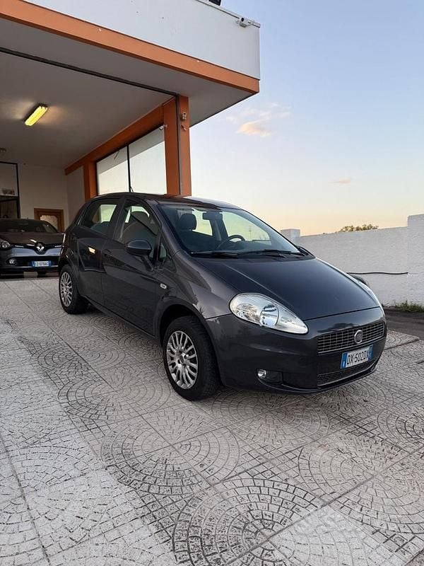 Grigio Usata 2009 Fiat Grande Punto Due volumi | 2500 € (Buon prezzo) - Immagine 1/4