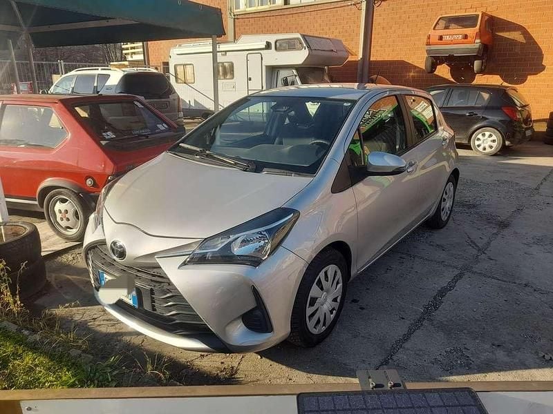 Grigio Usata 2019 Toyota Yaris Cool Tre volumi | 10.500 € (Ottimo prezzo) - Immagine 1/4