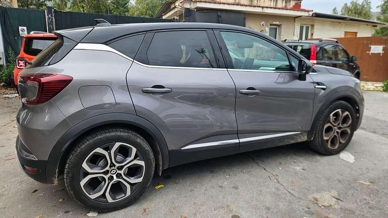Usata Renault Captur RS Line 101 CV (74 kW) 2023 Grigio SUV