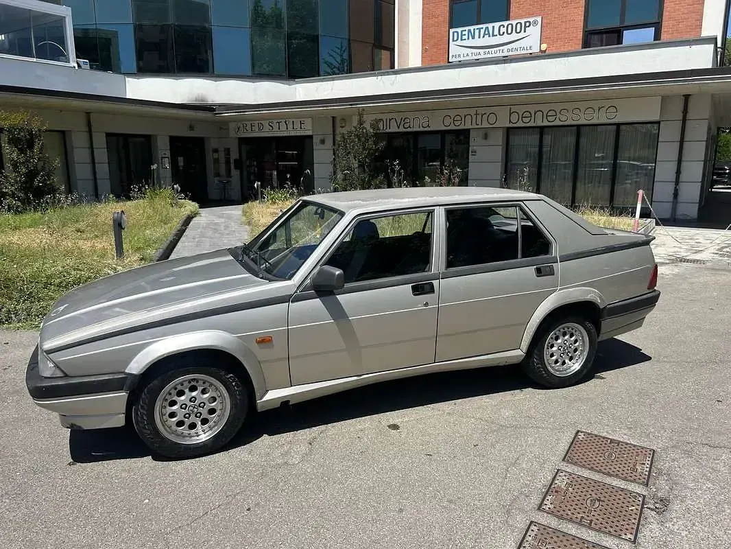 Usata Alfa Romeo 75 148 CV (108 kW) 1990 Grigio Berlina