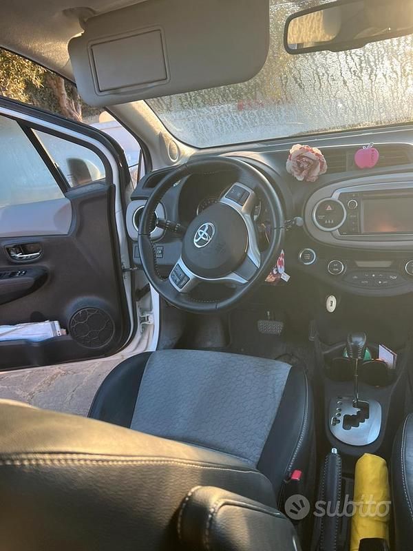 Usata Toyota Yaris 99 CV (72 kW) 2012 Bianco Utilitaria