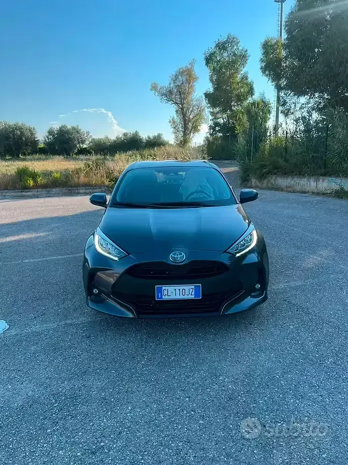 Usata Toyota Yaris Business Edition 72 CV (52 kW) 2023 Grigio Utilitaria