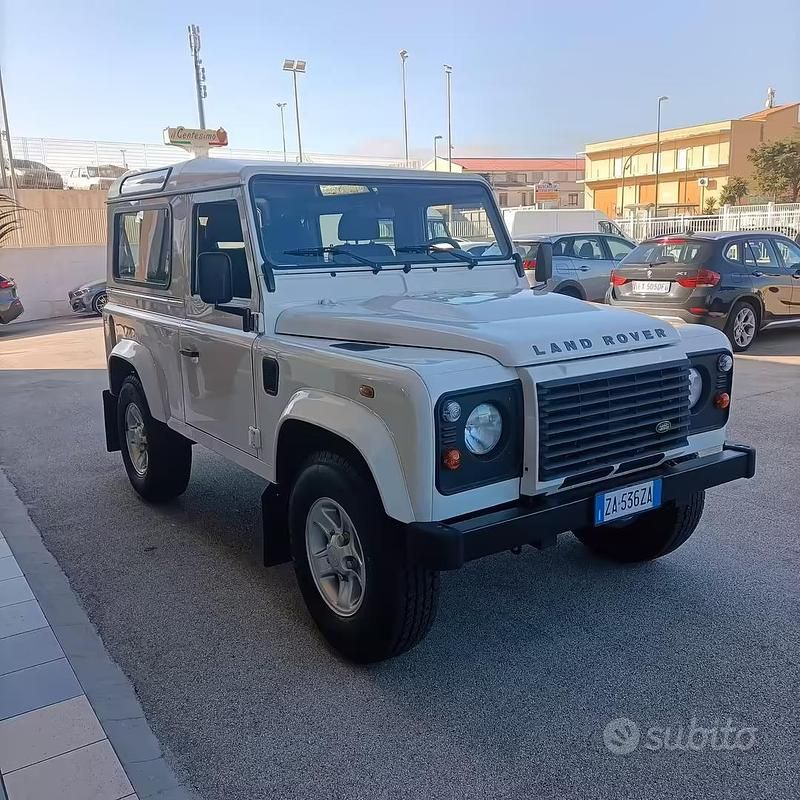 Usata Land Rover Defender SE 122 CV (89 kW) 2010 Bianco Station wagon