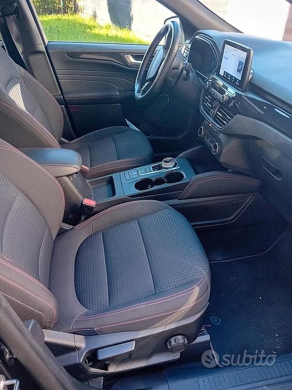 Usata Ford Kuga 120 CV (88 kW) 2022 Nero SUV