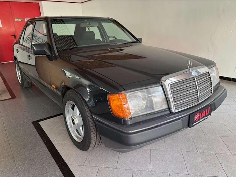 Usata Mercedes E200 122 CV (89 kW) 1989 Nero Berlina