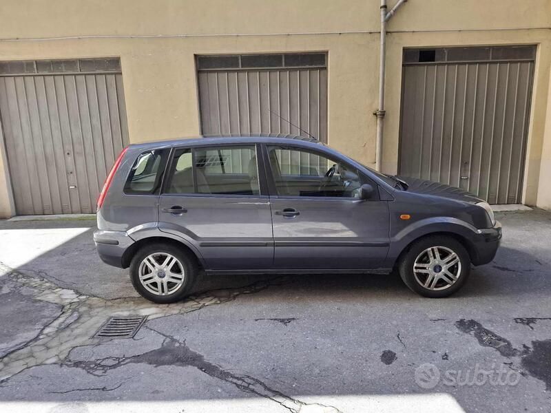 Usata Ford Fusion 80 CV (58 kW) 2003 Grigio scuro metallizzato Berlina