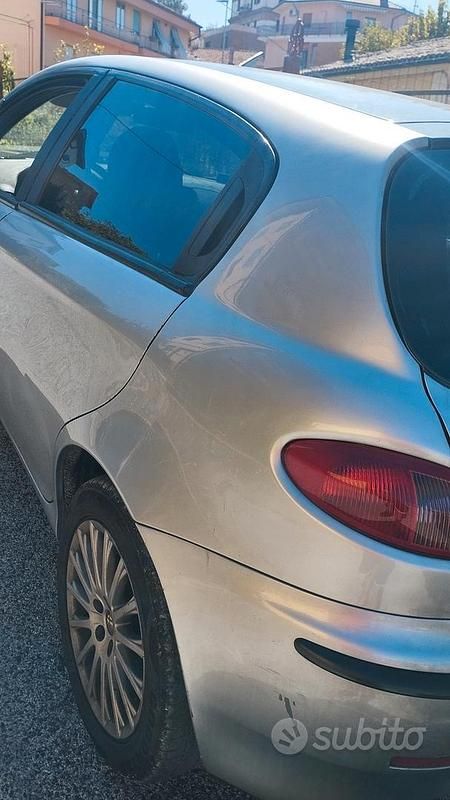 Second-hand Alfa Romeo 147 140 CP (102 kW) 2005 Gri Hatchback