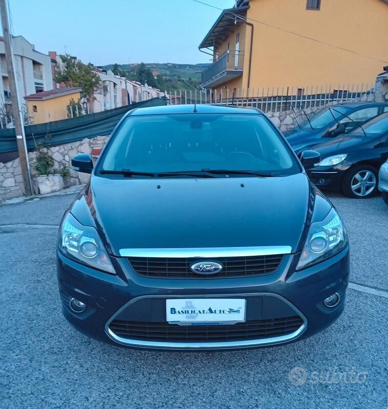 Grigio Usata 2010 Ford Focus Tre volumi | 4550 € (Molto cara) - Immagine 1/4
