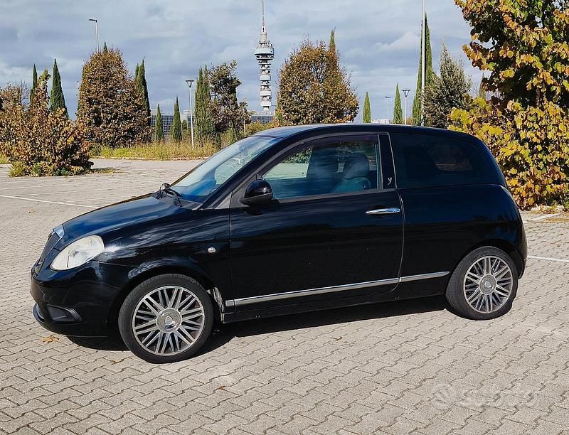Usata Lancia Ypsilon 60 CV (44 kW) 2010 Nero Utilitaria